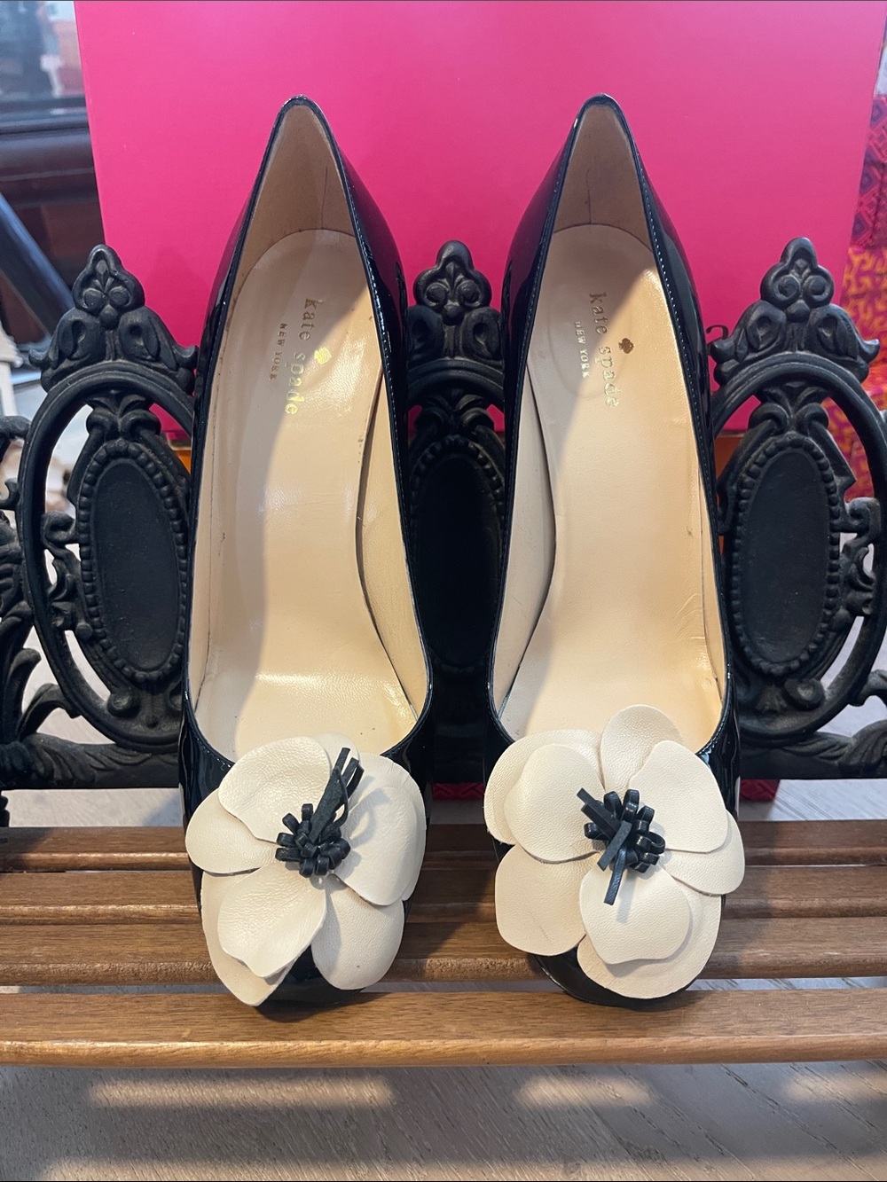 Kate spade Black Patent Pumps with Cream Floral Accent (EUC)Size 10/M.       #10
